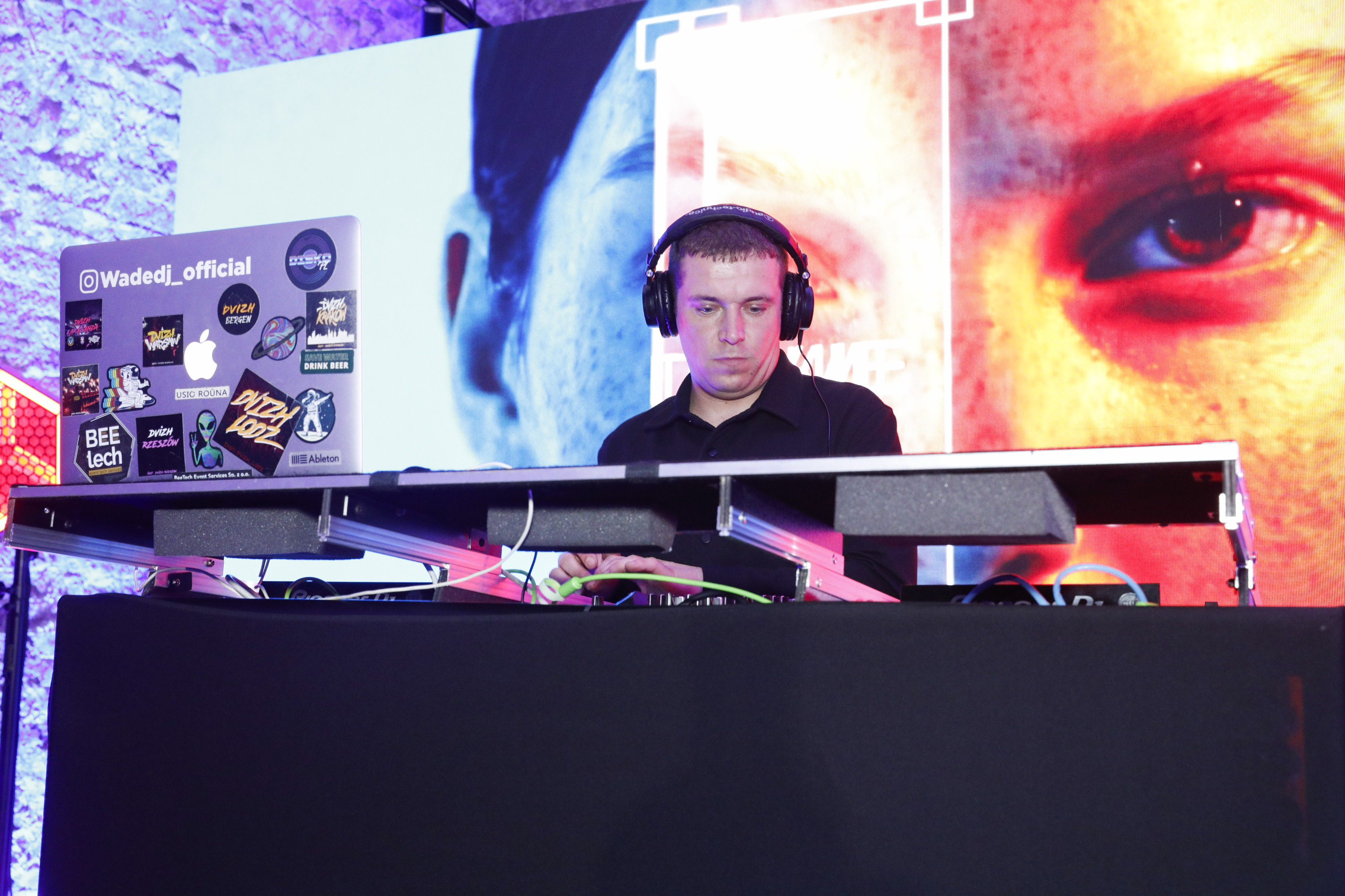 DJ performing during the networking programme at the Affiliate Grand Slam Warsaw Meetup.