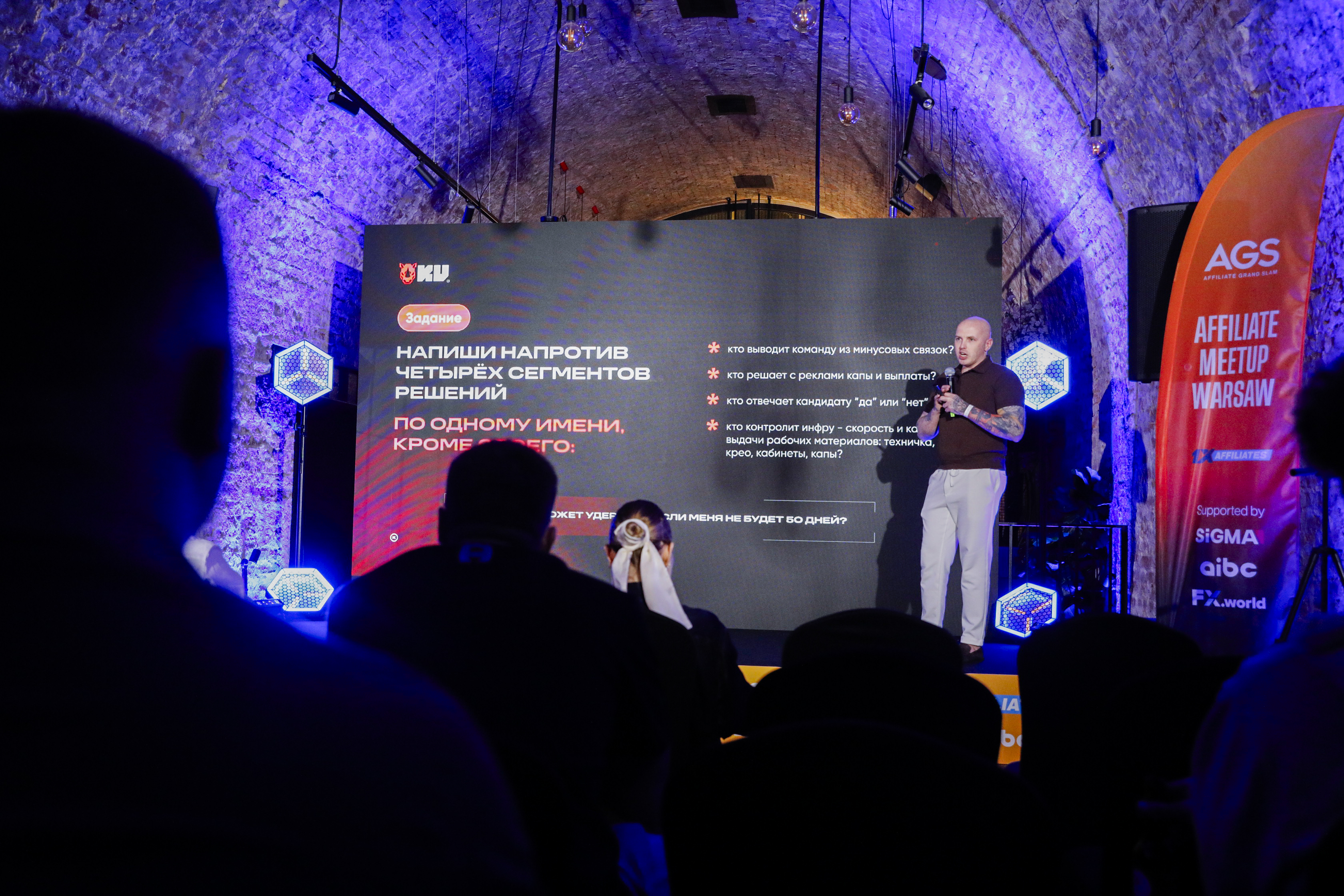 Speaker presenting to attendees at the Affiliate Grand Slam Warsaw Meetup.